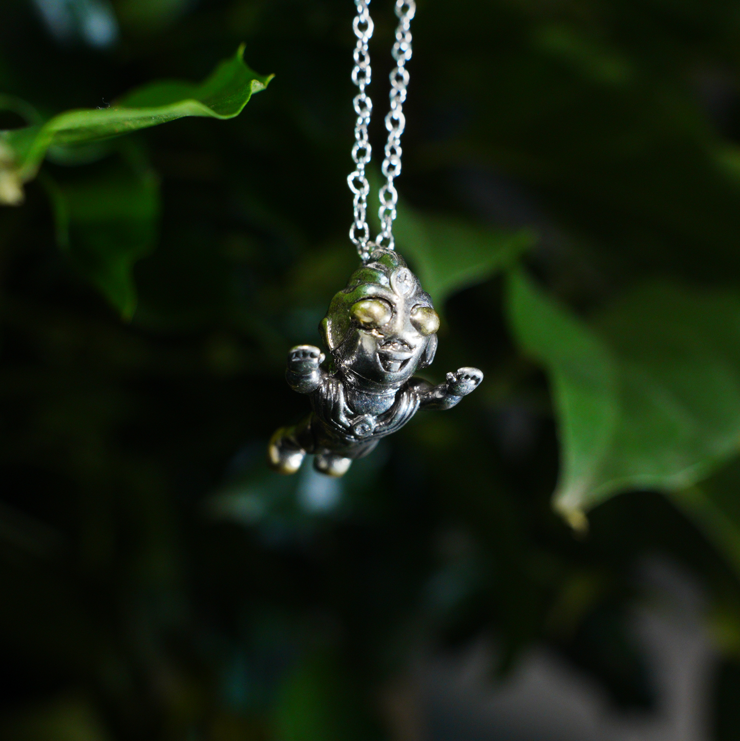 Von Ultraman inspirierte Chibi-Anhänger-Halskette – Mutige Heldenpose, Retro-Rüstungslook, Schmuck für Anime-Fans und Cosplay-Geschenke