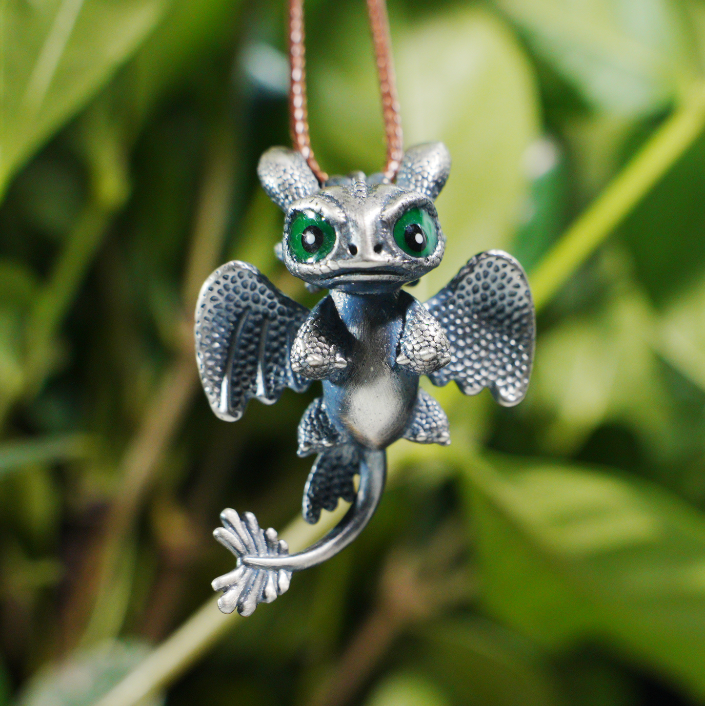 Süße Halskette mit Drachenanhänger – Fantasy-Tierschmuck, grünäugiger Babydrachen-Anhänger, handgefertigtes Geschenk im Gothic-Stil für alle Altersgruppen