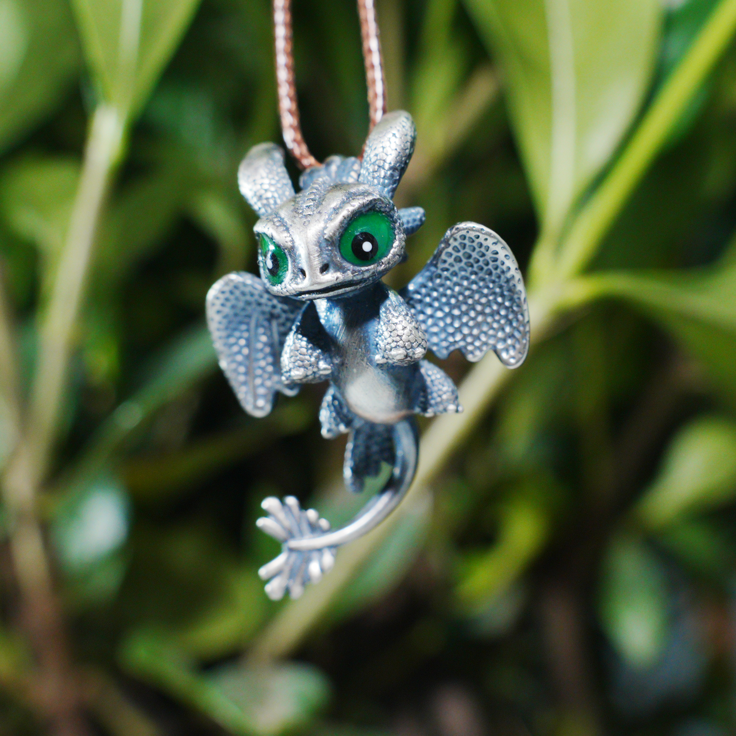 Süße Halskette mit Drachenanhänger – Fantasy-Tierschmuck, grünäugiger Babydrachen-Anhänger, handgefertigtes Geschenk im Gothic-Stil für alle Altersgruppen