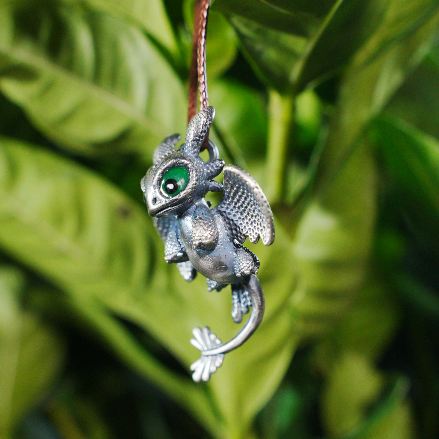 Süße Halskette mit Drachenanhänger – Fantasy-Tierschmuck, grünäugiger Babydrachen-Anhänger, handgefertigtes Geschenk im Gothic-Stil für alle Altersgruppen