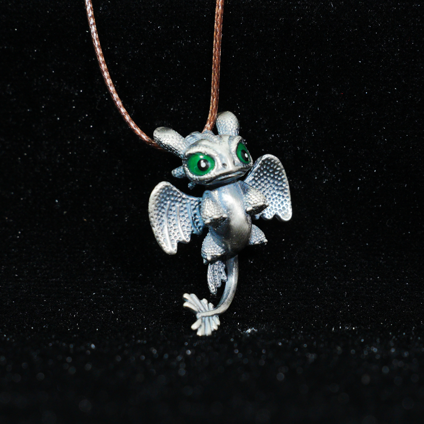 Süße Halskette mit Drachenanhänger – Fantasy-Tierschmuck, grünäugiger Babydrachen-Anhänger, handgefertigtes Geschenk im Gothic-Stil für alle Altersgruppen
