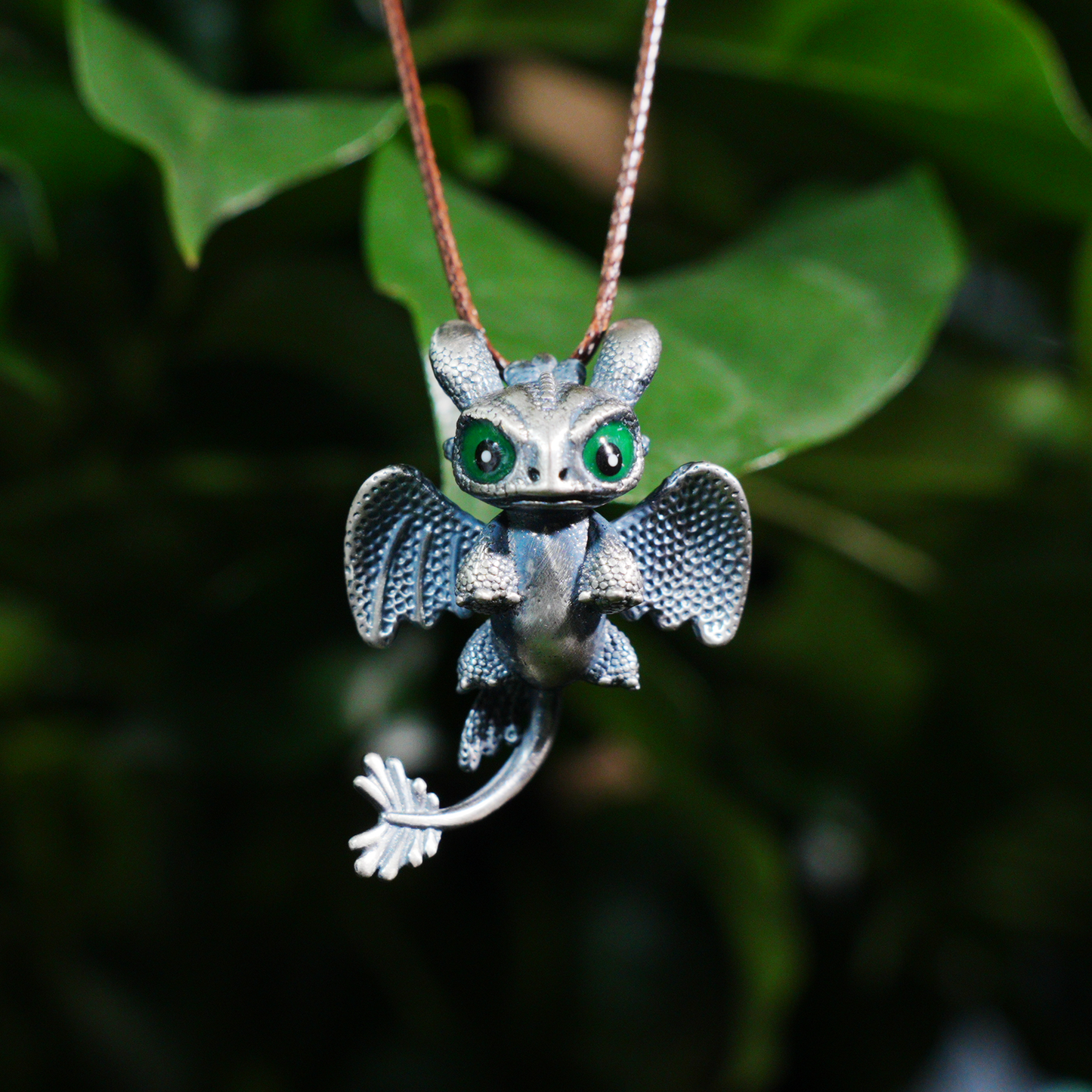 Süße Halskette mit Drachenanhänger – Fantasy-Tierschmuck, grünäugiger Babydrachen-Anhänger, handgefertigtes Geschenk im Gothic-Stil für alle Altersgruppen