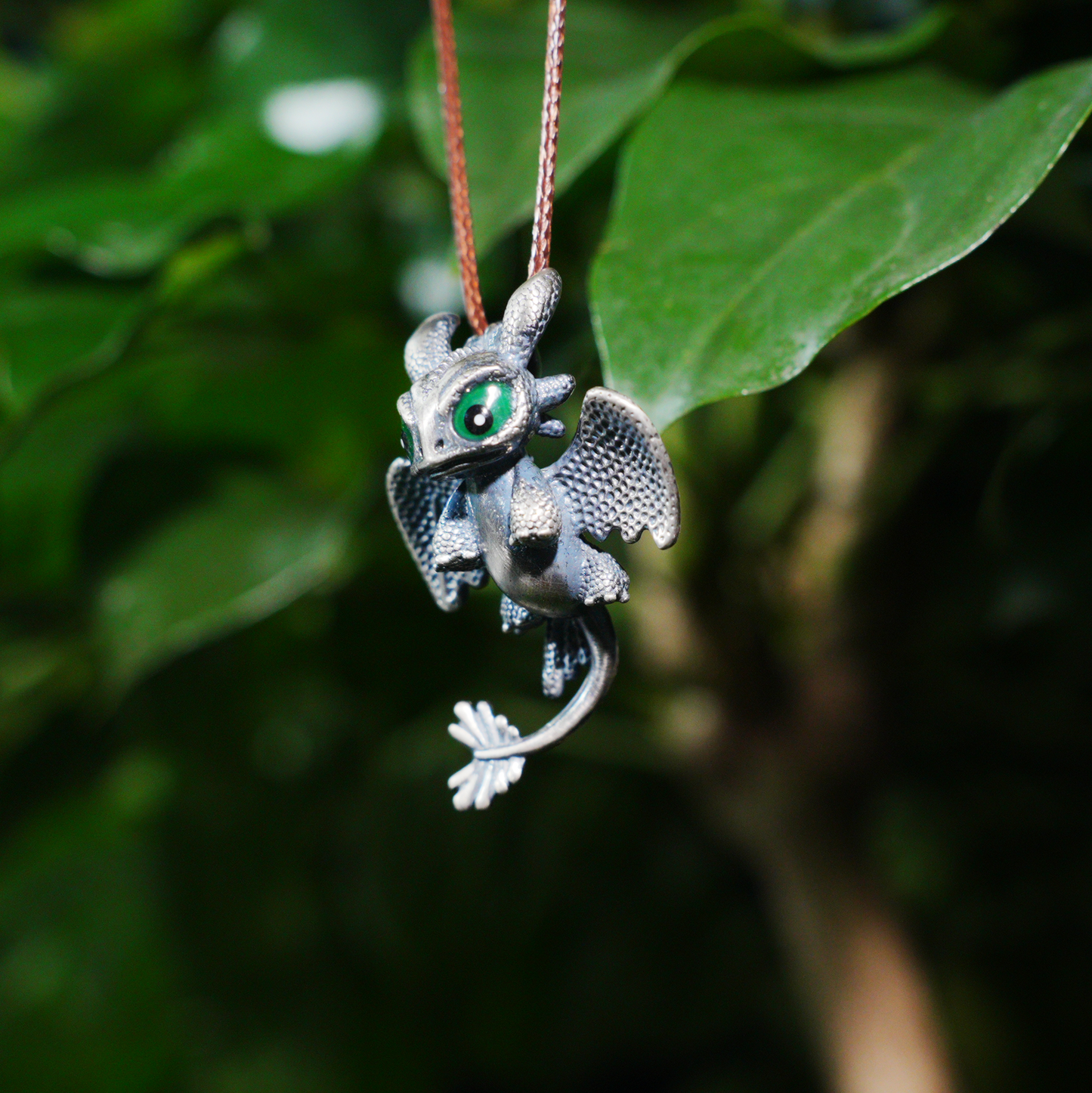 Süße Halskette mit Drachenanhänger – Fantasy-Tierschmuck, grünäugiger Babydrachen-Anhänger, handgefertigtes Geschenk im Gothic-Stil für alle Altersgruppen