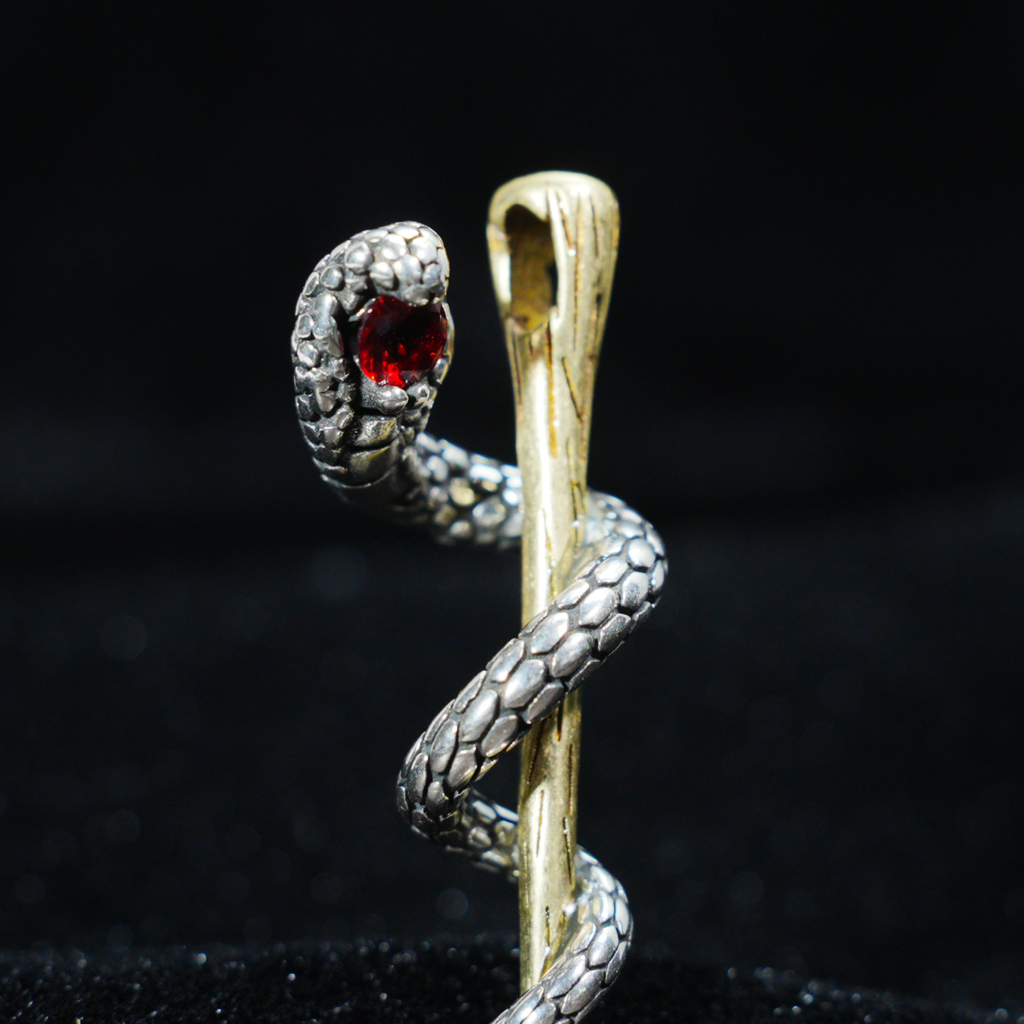 Anhänger „Erwachende Schlange“ – Schlangenkette in Zauberstabform mit rotem Edelsteinauge | Gotischer Talismanschmuck