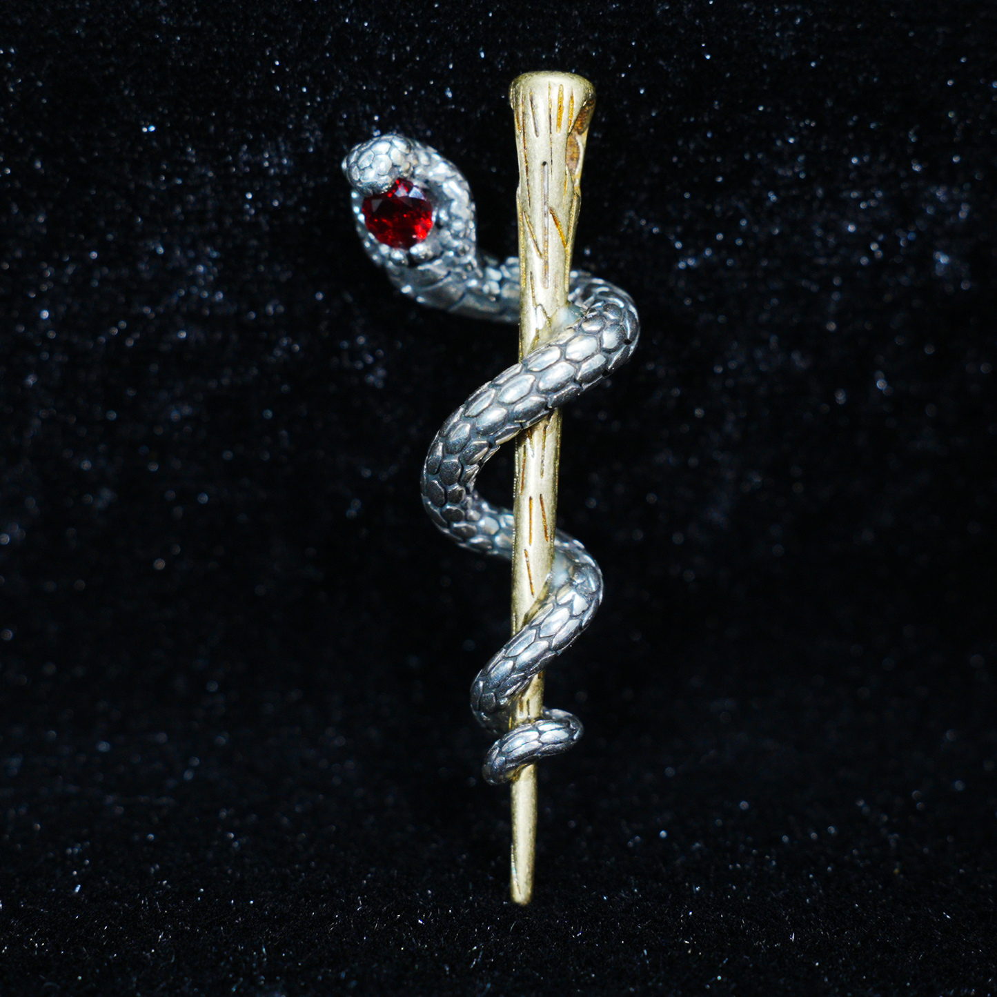 Anhänger „Erwachende Schlange“ – Schlangenkette in Zauberstabform mit rotem Edelsteinauge | Gotischer Talismanschmuck