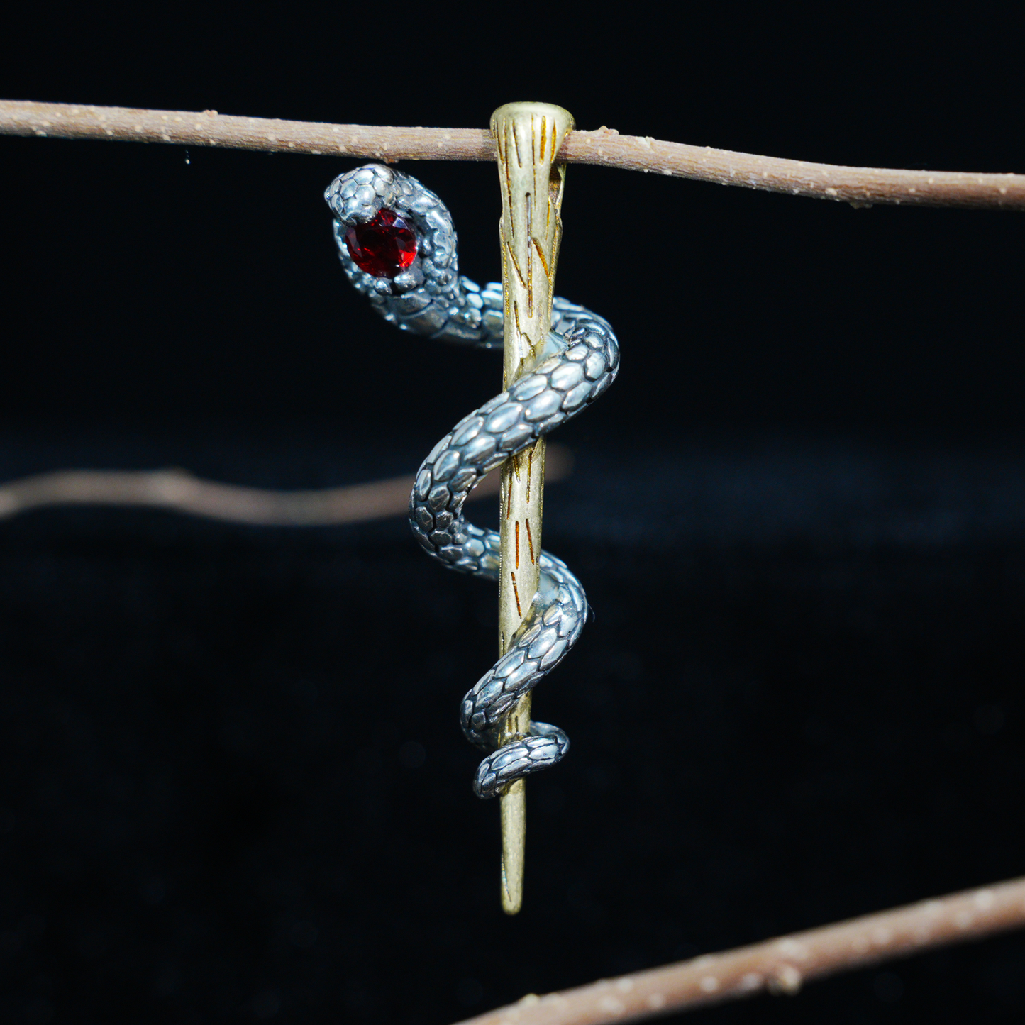 Anhänger „Erwachende Schlange“ – Schlangenkette in Zauberstabform mit rotem Edelsteinauge | Gotischer Talismanschmuck