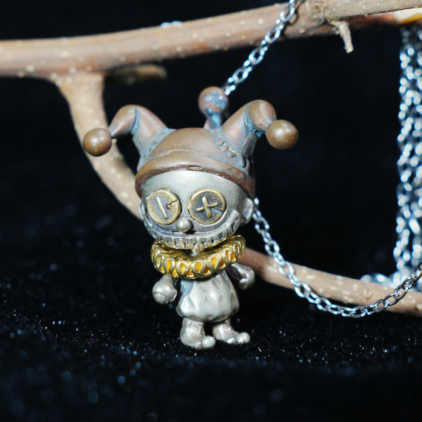Halskette mit Anhänger „Broken Smile Jester“ – Gothic-Clown-Anhänger aus Kupfer im Dark-Fantasy-Stil