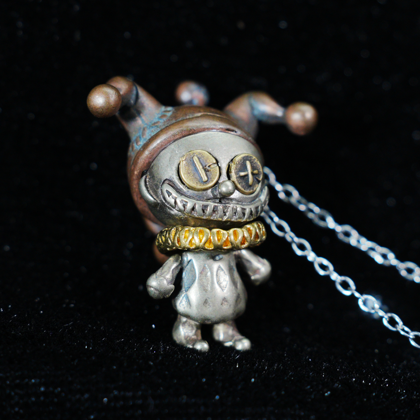 Halskette mit Anhänger „Broken Smile Jester“ – Gothic-Clown-Anhänger aus Kupfer im Dark-Fantasy-Stil