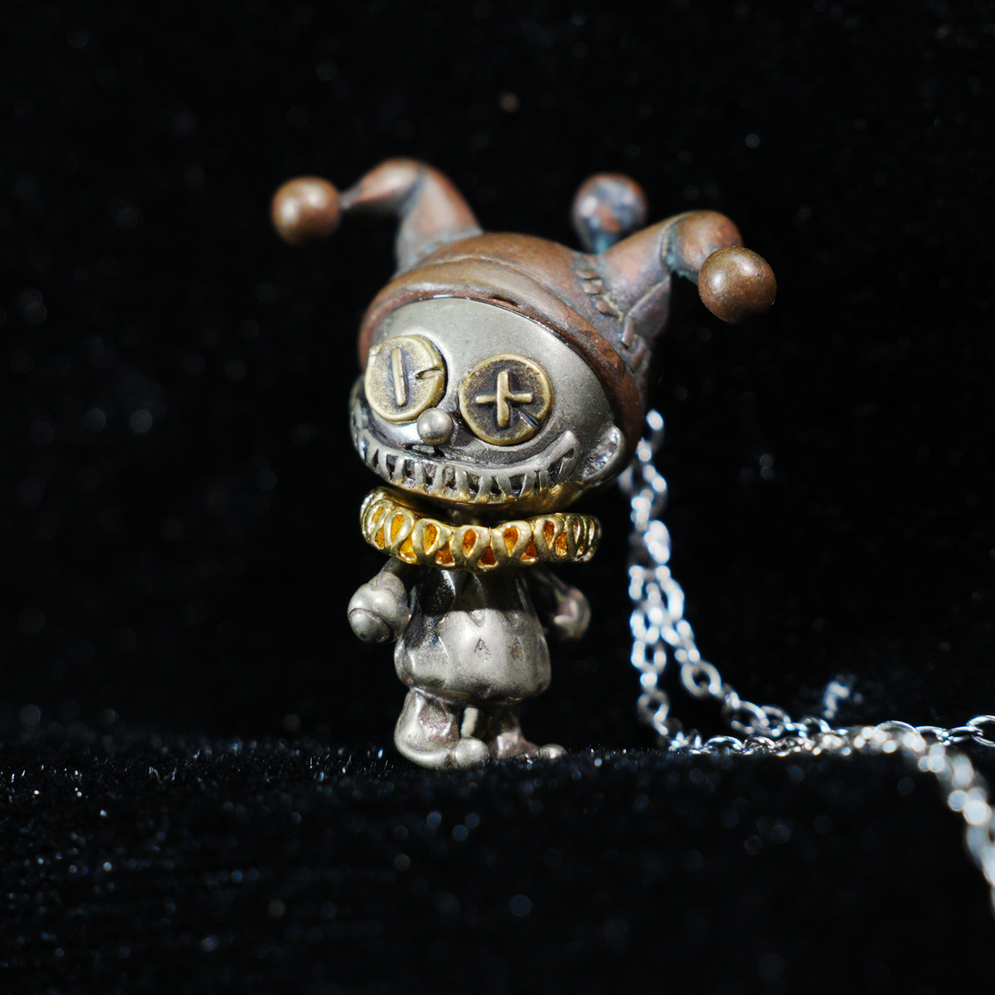 Halskette mit Anhänger „Broken Smile Jester“ – Gothic-Clown-Anhänger aus Kupfer im Dark-Fantasy-Stil