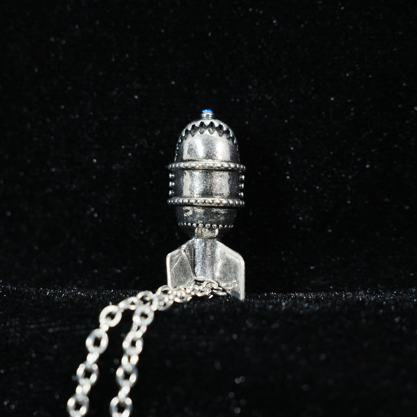 Fierce Bomb Head Pendant – Gothic Retro Necklace with Monster Face Design, Industrial Punk Jewelry for Men & Women, Statement Gift
