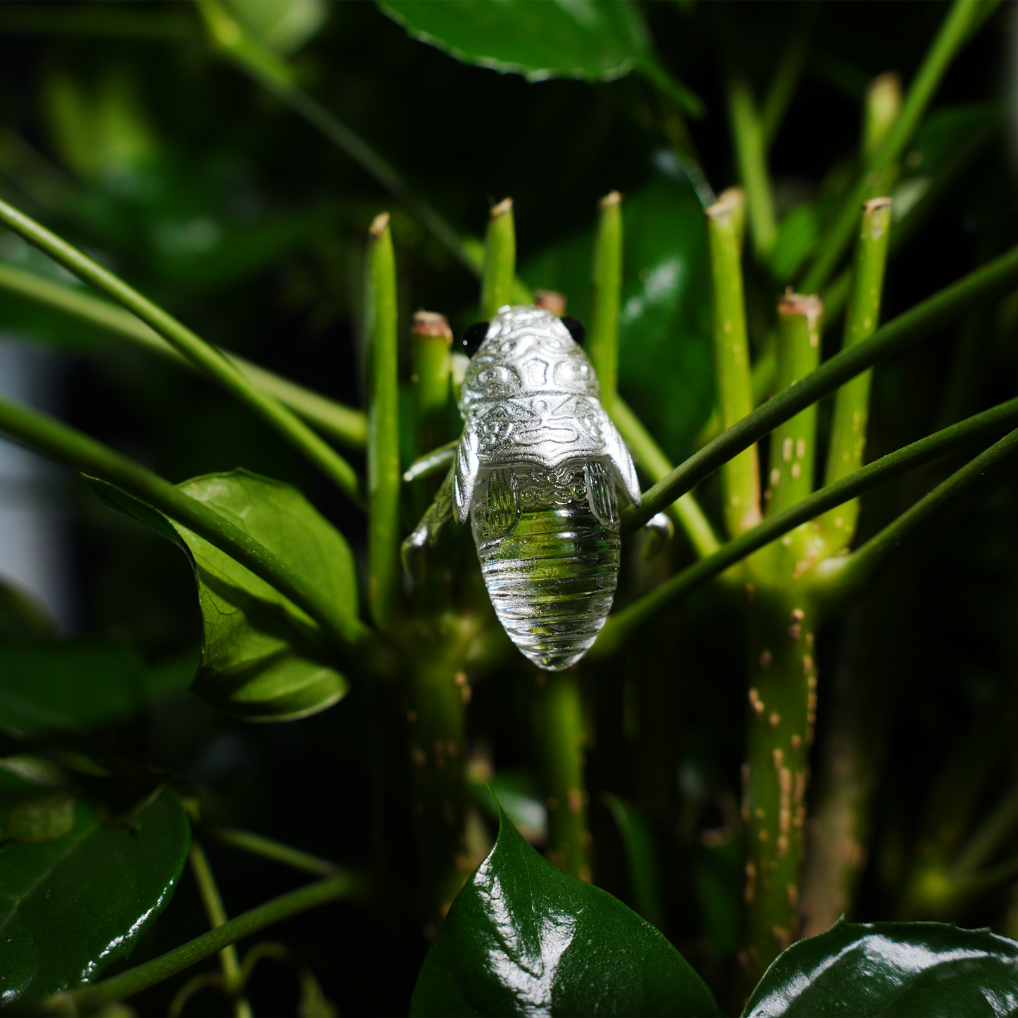 Halskette mit Zikadenanhänger – Vintage-Insektenschmuck in Kristalloptik, Symbol der Wiedergeburt und Klarheit, von der Natur inspiriertes Totemgeschenk