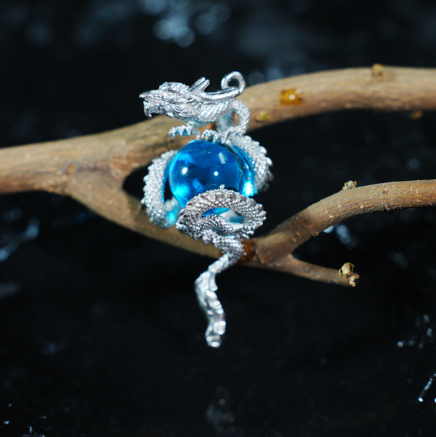 Orientalische Drachen-Totem-Halskette – Gewickelter Drachenanhänger mit blauer Energiekugel, mythisch inspirierter Unisex-Geschenkschmuck