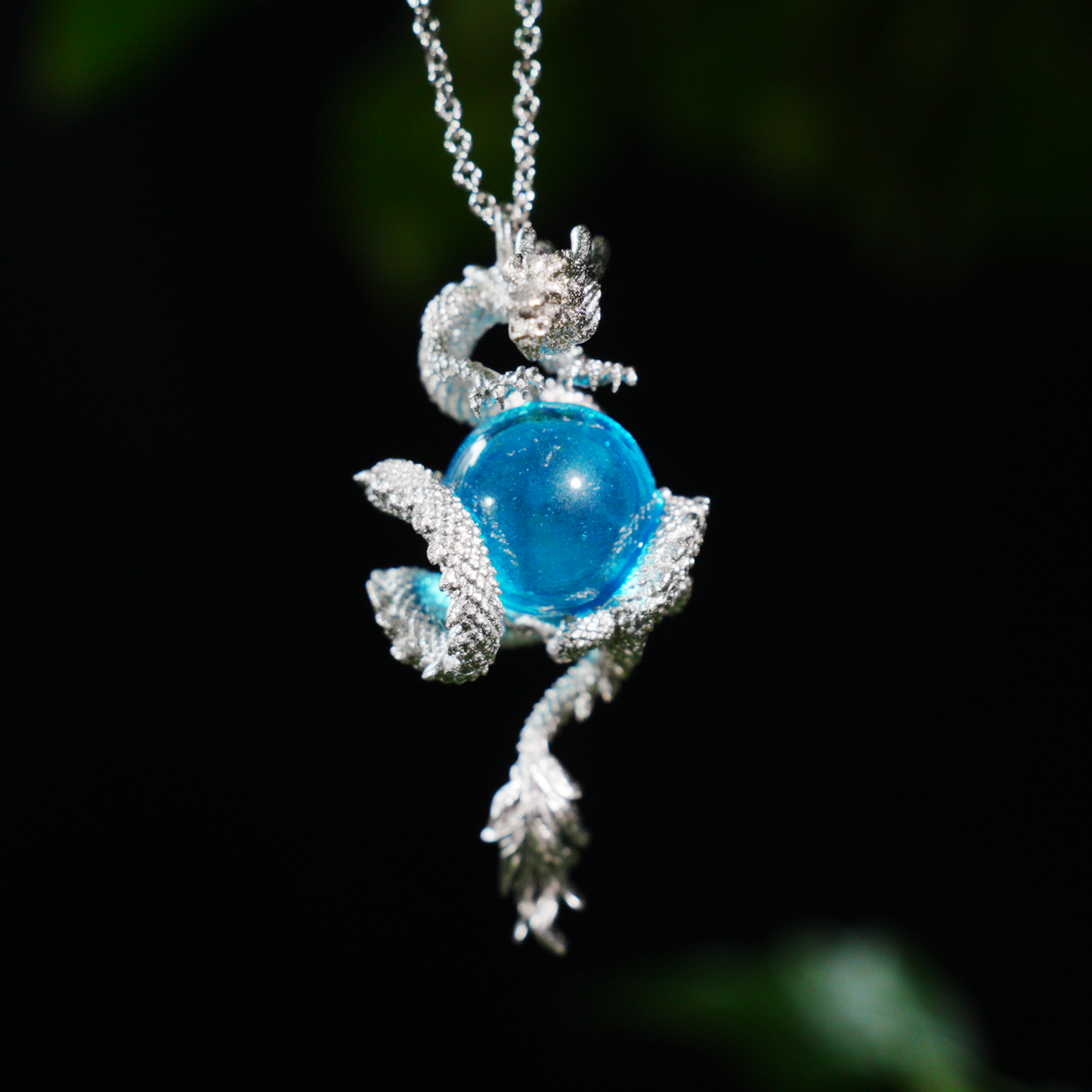 Orientalische Drachen-Totem-Halskette – Gewickelter Drachenanhänger mit blauer Energiekugel, mythisch inspirierter Unisex-Geschenkschmuck