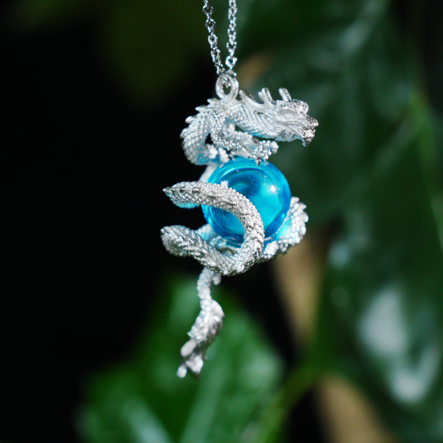 Orientalische Drachen-Totem-Halskette – Gewickelter Drachenanhänger mit blauer Energiekugel, mythisch inspirierter Unisex-Geschenkschmuck