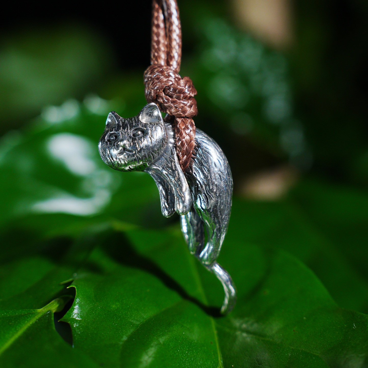 Hanging Cat Pendant – Playful Cat Necklace with Climbing Detail, Handmade Animal Jewelry Gift for Cat Lovers