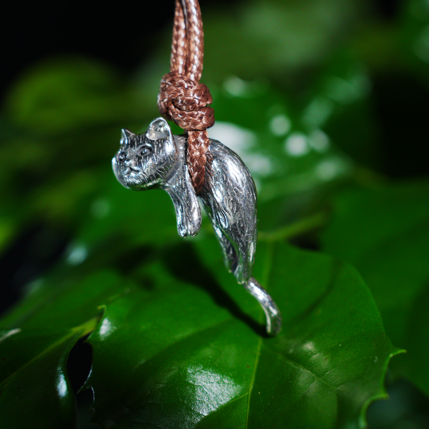 Hanging Cat Pendant – Playful Cat Necklace with Climbing Detail, Handmade Animal Jewelry Gift for Cat Lovers