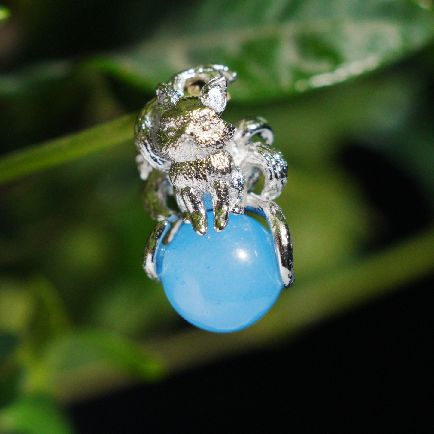 Neunschwänziger Fuchsanhänger mit blauem Edelstein | Mystische Wächterkette | Tiertotemschmuck
