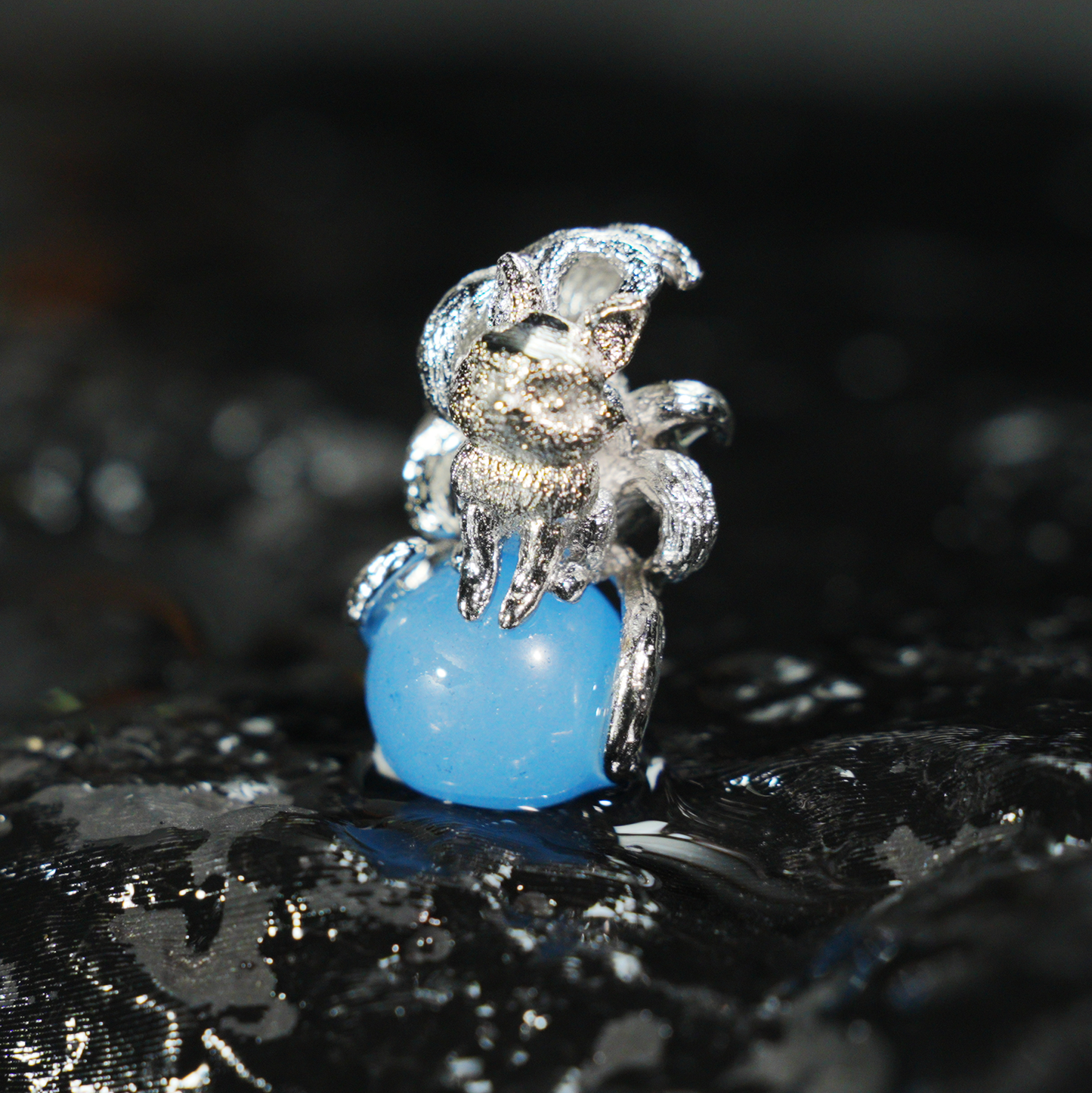 Neunschwänziger Fuchsanhänger mit blauem Edelstein | Mystische Wächterkette | Tiertotemschmuck
