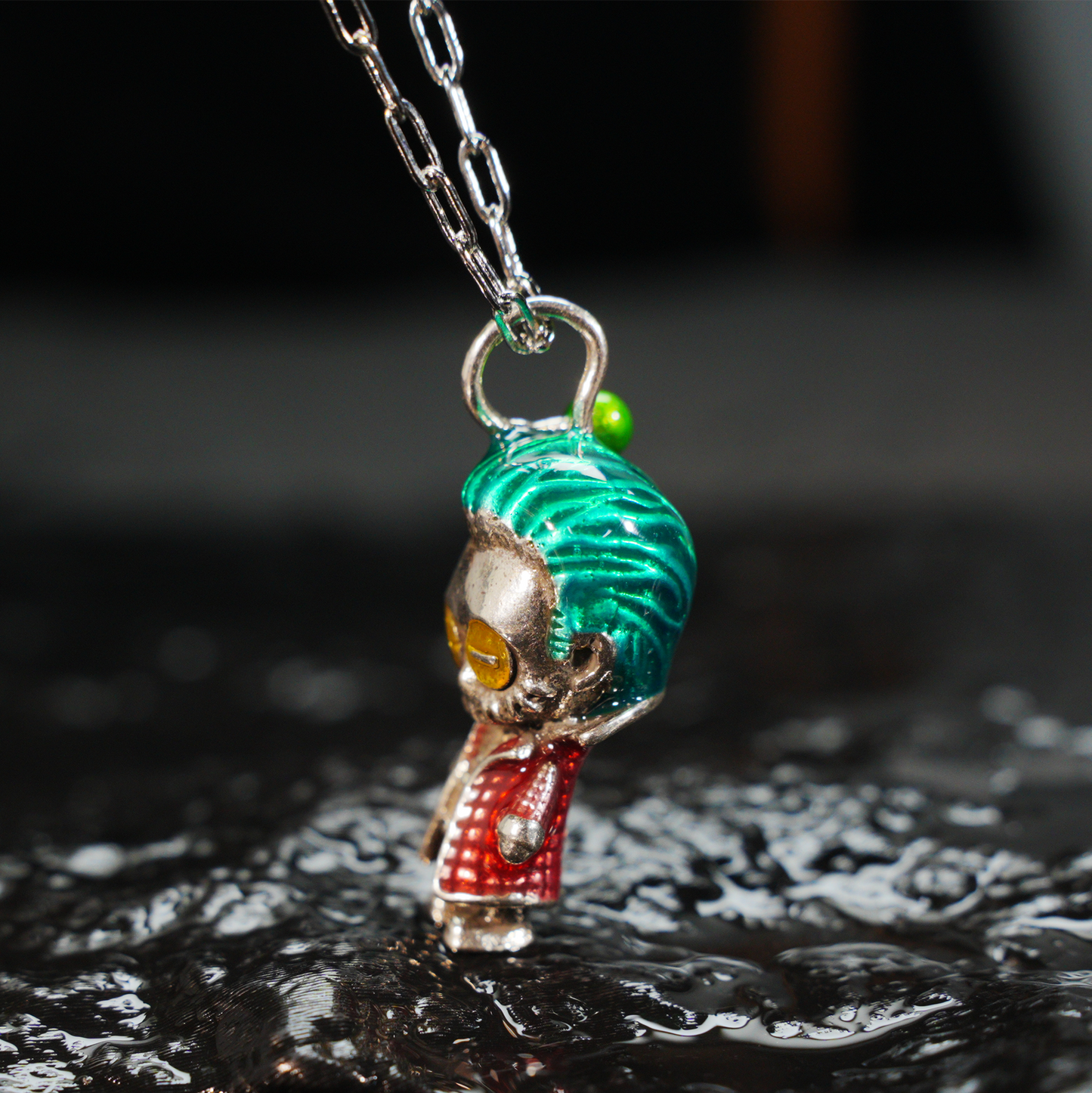 Halskette mit Chibi-Mischief-Puppenanhänger, grüner Clown-Charm, auffälliger Punk-Street-Style-Schmuck für Cosplay-Liebhaber