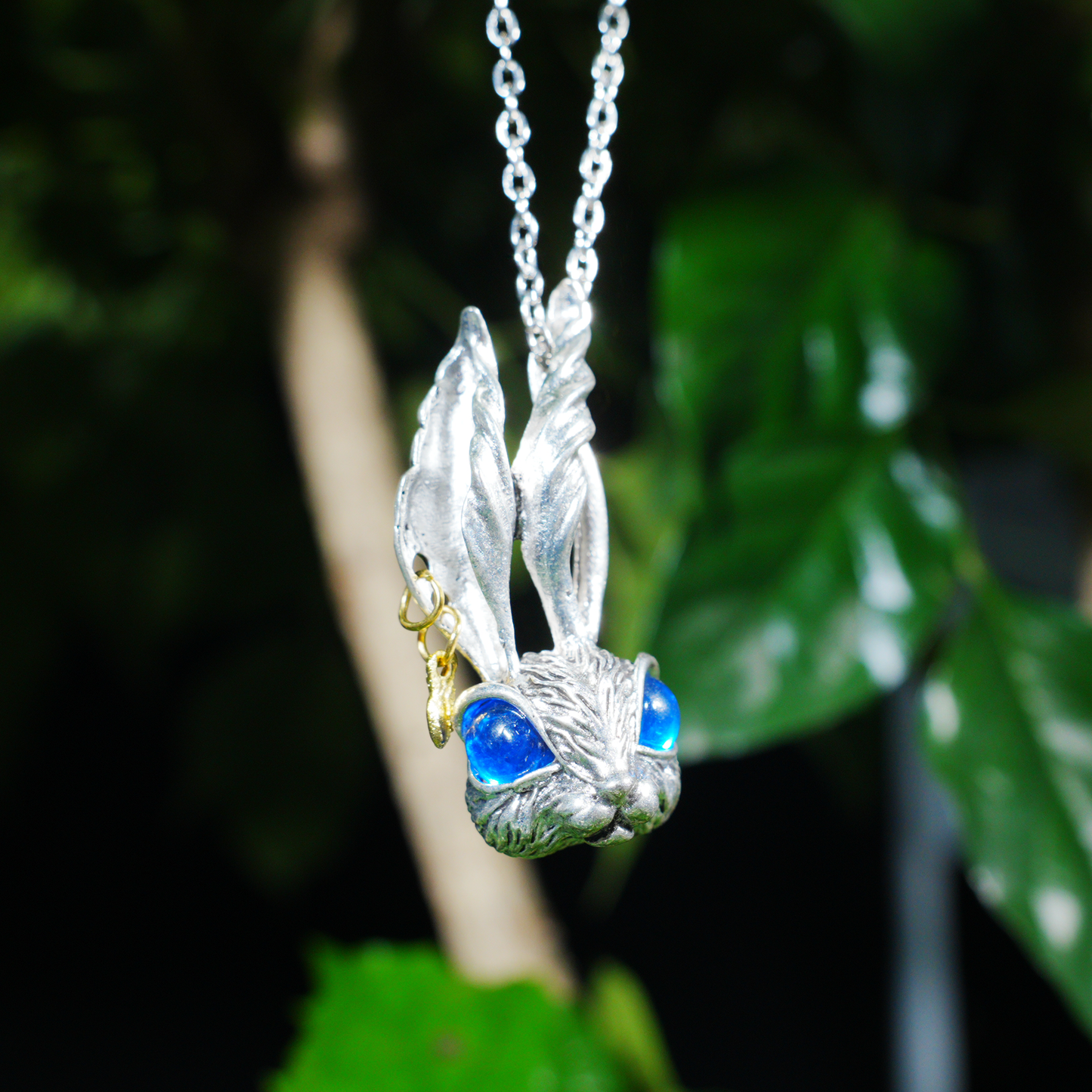 Blauäugiger Kaninchen-Anhänger | Fantasy-Tier-Halskette | Traum-Amulett-Schmuck | Kunsthandwerkliches Statement-Geschenk