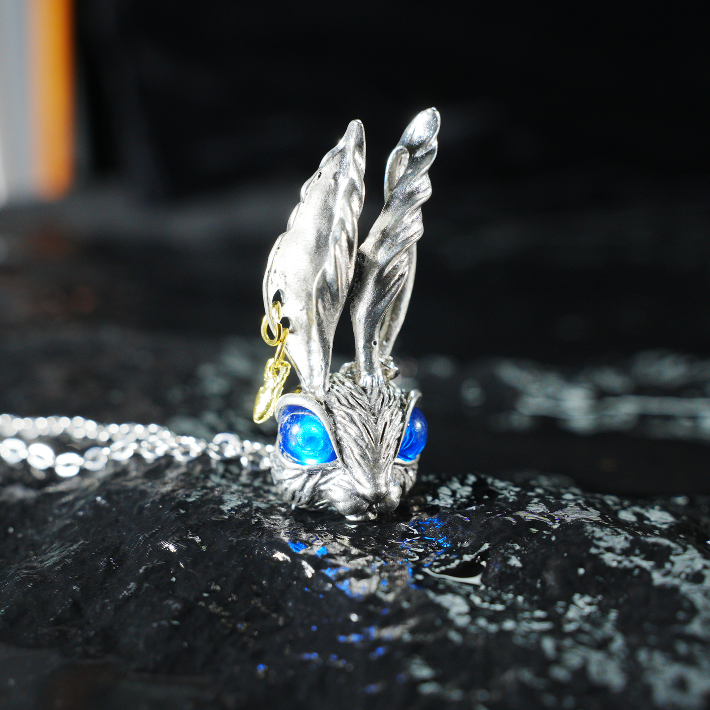 Blauäugiger Kaninchen-Anhänger | Fantasy-Tier-Halskette | Traum-Amulett-Schmuck | Kunsthandwerkliches Statement-Geschenk