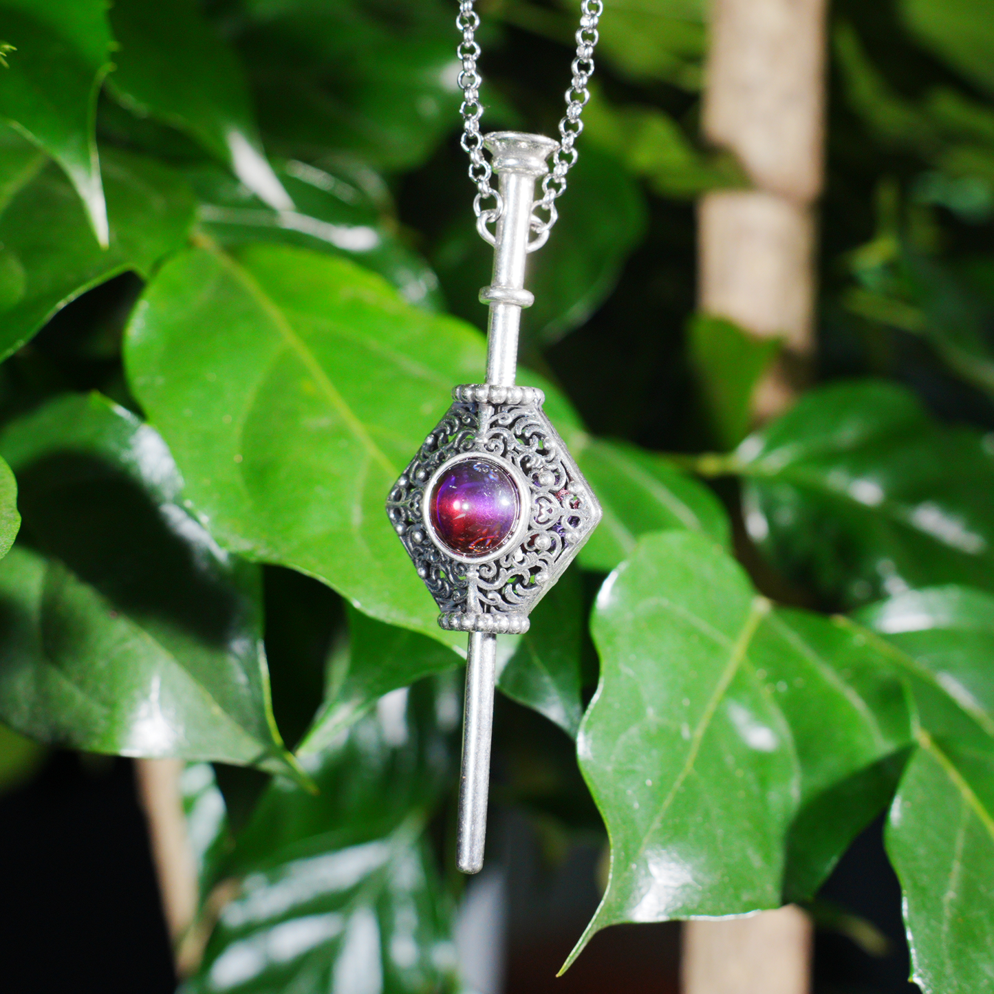 Vintage Gothic Zauberstab Anhänger Halskette, Lila Rot Edelstein Amulett Design, Ornamental Geschnitzter Tropfen, Artisan Statement Schmuck
