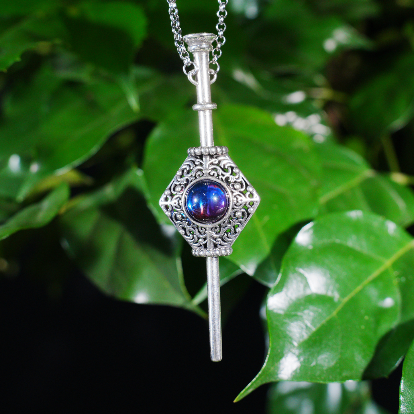 Vintage Gothic Zauberstab Anhänger Halskette, Lila Rot Edelstein Amulett Design, Ornamental Geschnitzter Tropfen, Artisan Statement Schmuck