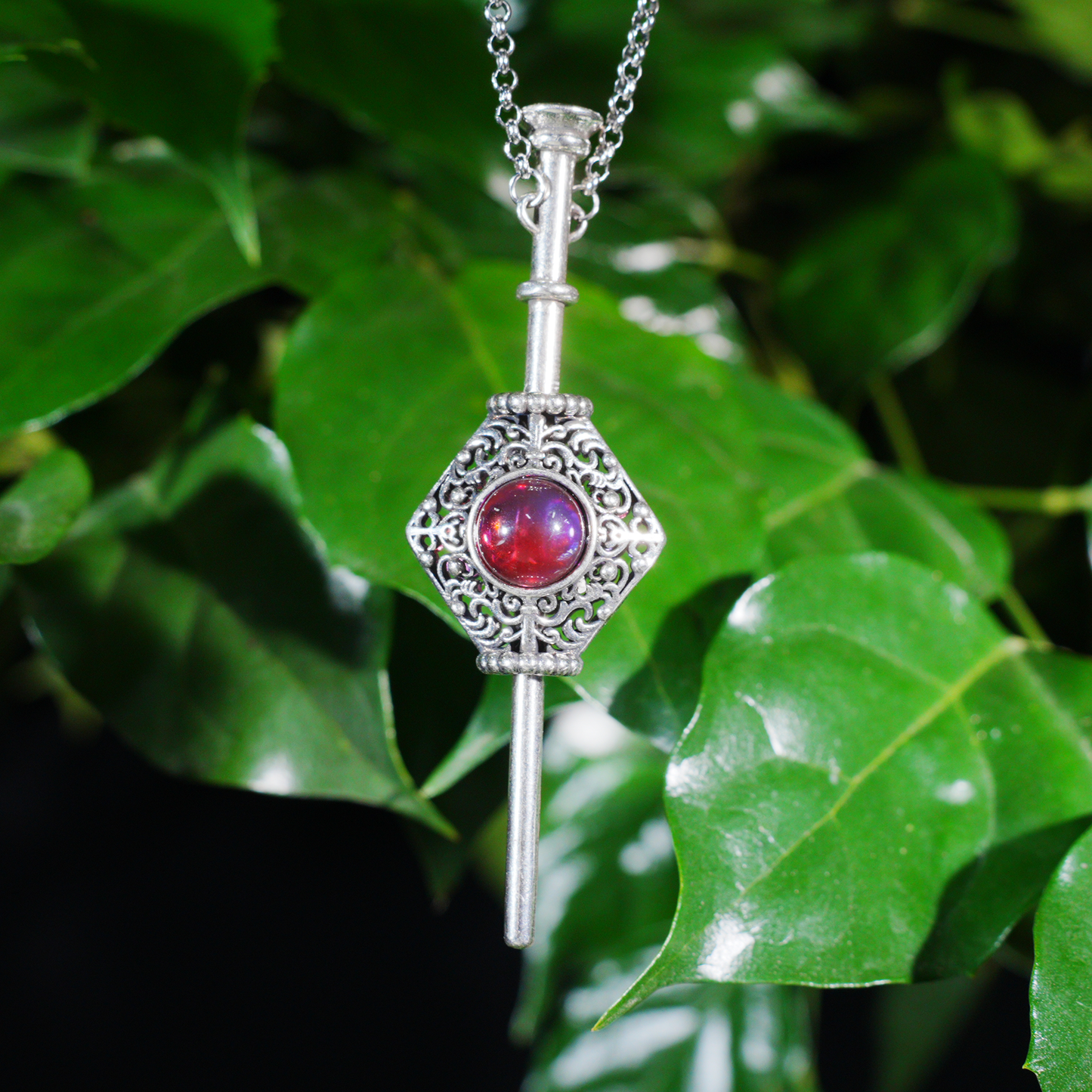 Vintage Gothic Zauberstab Anhänger Halskette, Lila Rot Edelstein Amulett Design, Ornamental Geschnitzter Tropfen, Artisan Statement Schmuck