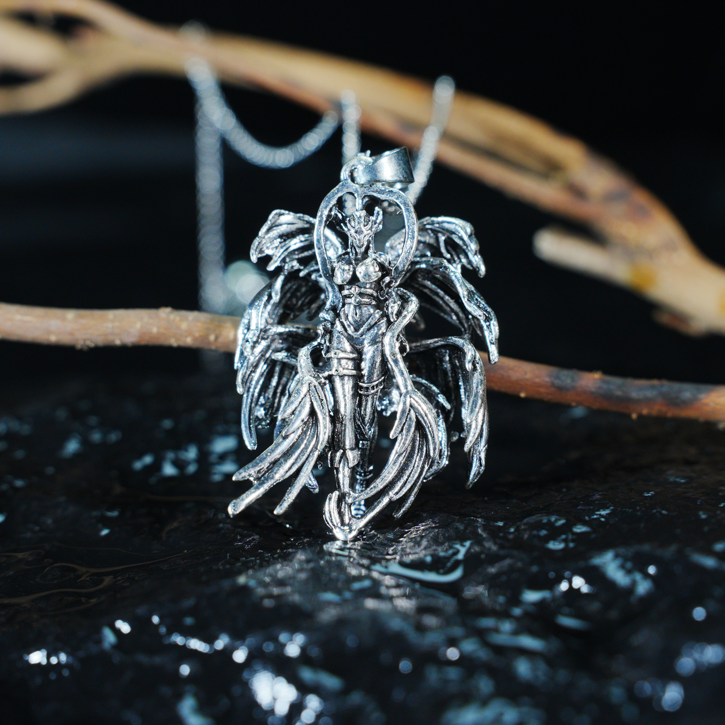 Gefallener Walküren-Anhänger mit Flügeln, Nordischer Mythos Krieger Halskette, Gothic Göttin Amulett, Dark Style Schmuck, Retro Geschnitztes Statement Stück