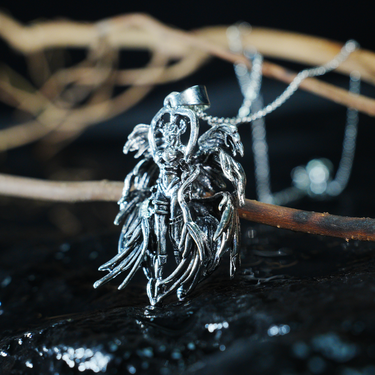 Gefallener Walküren-Anhänger mit Flügeln, Nordischer Mythos Krieger Halskette, Gothic Göttin Amulett, Dark Style Schmuck, Retro Geschnitztes Statement Stück