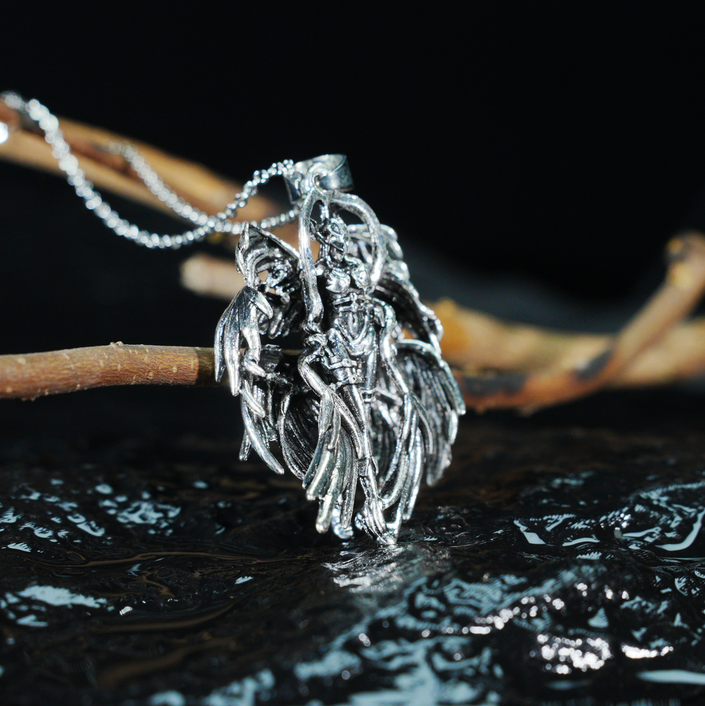 Gefallener Walküren-Anhänger mit Flügeln, Nordischer Mythos Krieger Halskette, Gothic Göttin Amulett, Dark Style Schmuck, Retro Geschnitztes Statement Stück