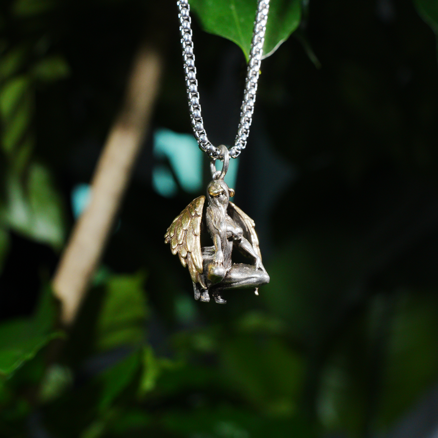 Gotische Halskette mit Anhänger der geflügelten Göttin – Schmuck des Dunklen Engelstotems – Zweifarbiger, kunstvoll geformter Anhänger – Symbol weiblicher Kraft