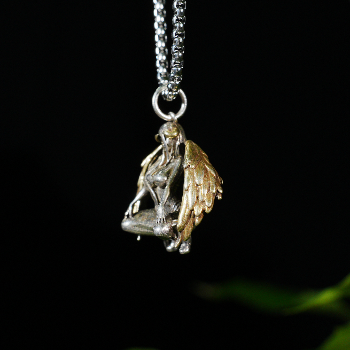 Gotische Halskette mit Anhänger der geflügelten Göttin – Schmuck des Dunklen Engelstotems – Zweifarbiger, kunstvoll geformter Anhänger – Symbol weiblicher Kraft