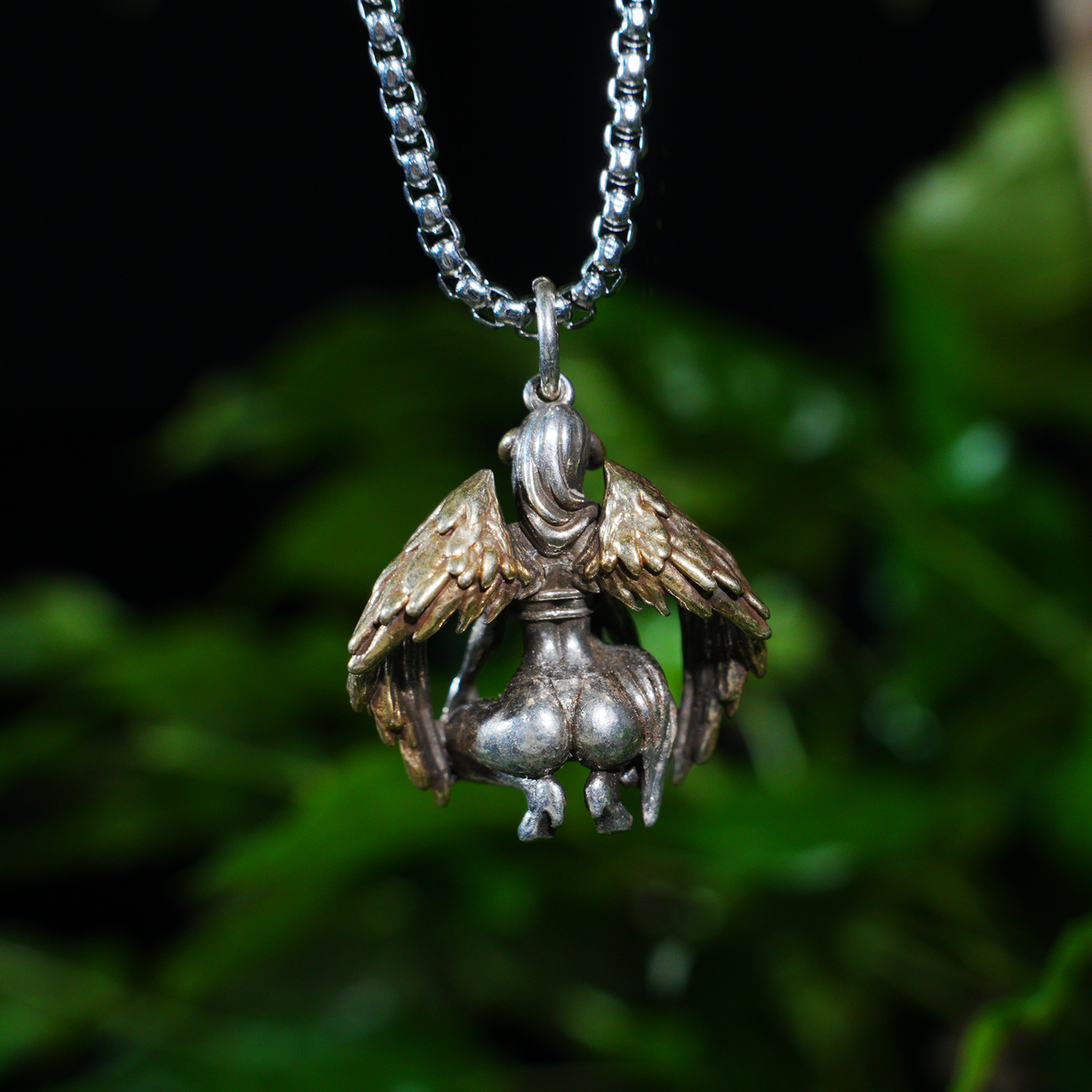 Gotische Halskette mit Anhänger der geflügelten Göttin – Schmuck des Dunklen Engelstotems – Zweifarbiger, kunstvoll geformter Anhänger – Symbol weiblicher Kraft
