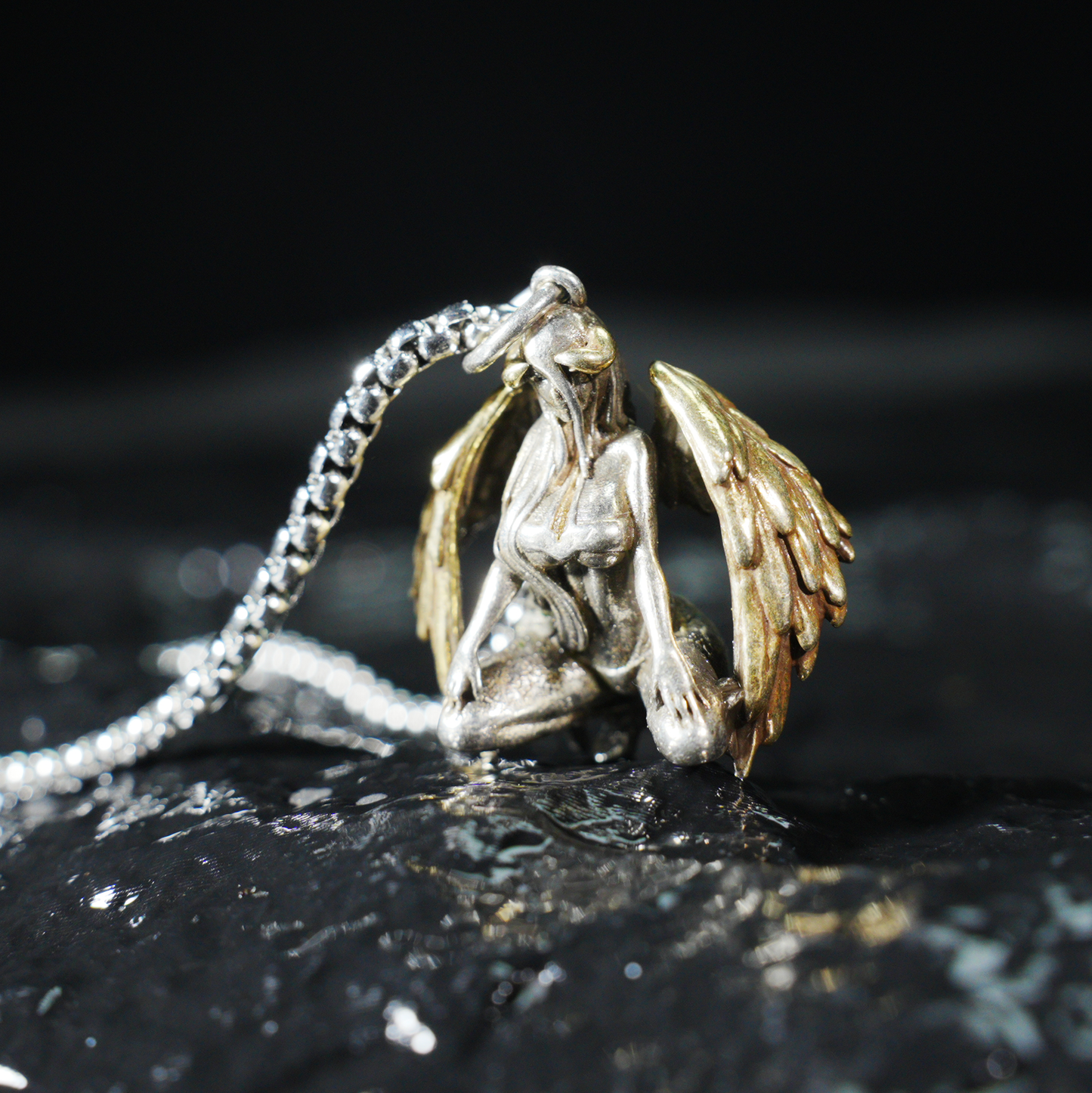 Gotische Halskette mit Anhänger der geflügelten Göttin – Schmuck des Dunklen Engelstotems – Zweifarbiger, kunstvoll geformter Anhänger – Symbol weiblicher Kraft