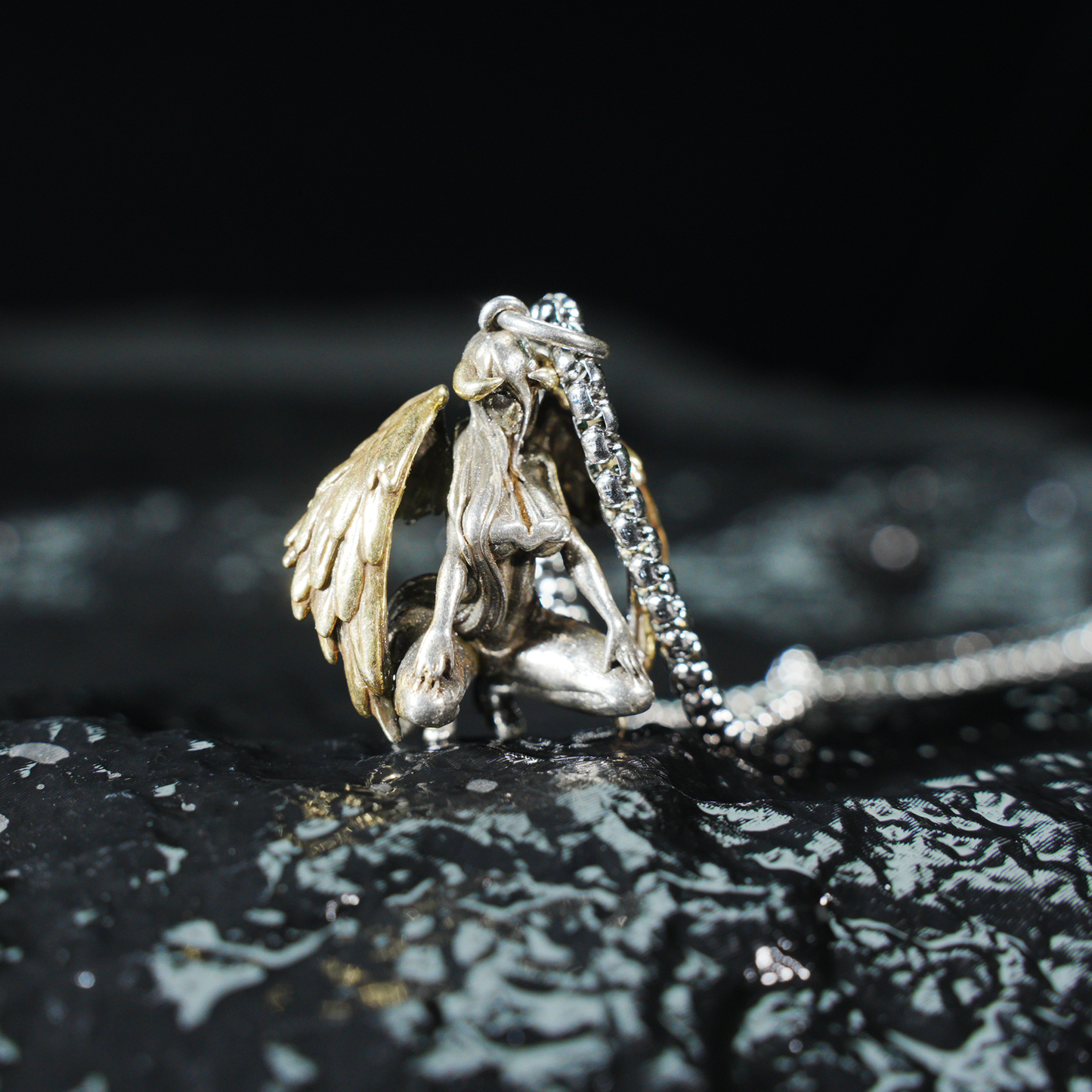 Gotische Halskette mit Anhänger der geflügelten Göttin – Schmuck des Dunklen Engelstotems – Zweifarbiger, kunstvoll geformter Anhänger – Symbol weiblicher Kraft