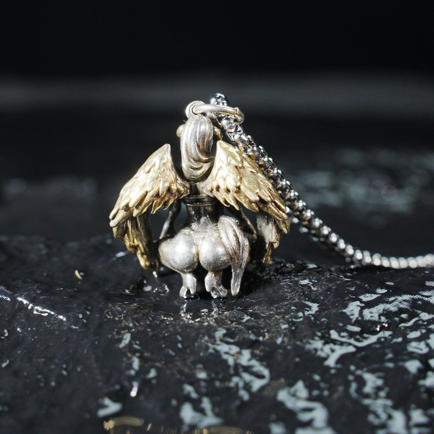 Gotische Halskette mit Anhänger der geflügelten Göttin – Schmuck des Dunklen Engelstotems – Zweifarbiger, kunstvoll geformter Anhänger – Symbol weiblicher Kraft