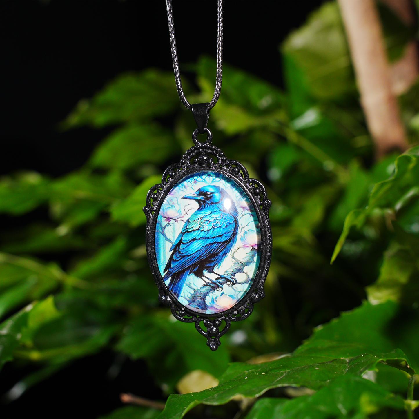 Halskette mit mystischem Rabenanhänger | Gotischer Vintage-Rahmen mit blau-schwarzer Illustration | Fantasy-Totemschmuck für Schutz und Weisheit
