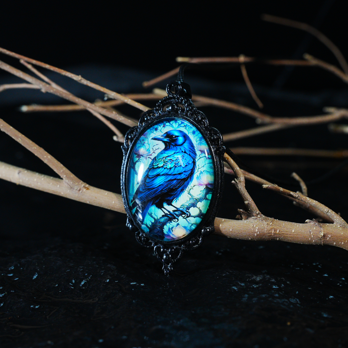 Halskette mit mystischem Rabenanhänger | Gotischer Vintage-Rahmen mit blau-schwarzer Illustration | Fantasy-Totemschmuck für Schutz und Weisheit