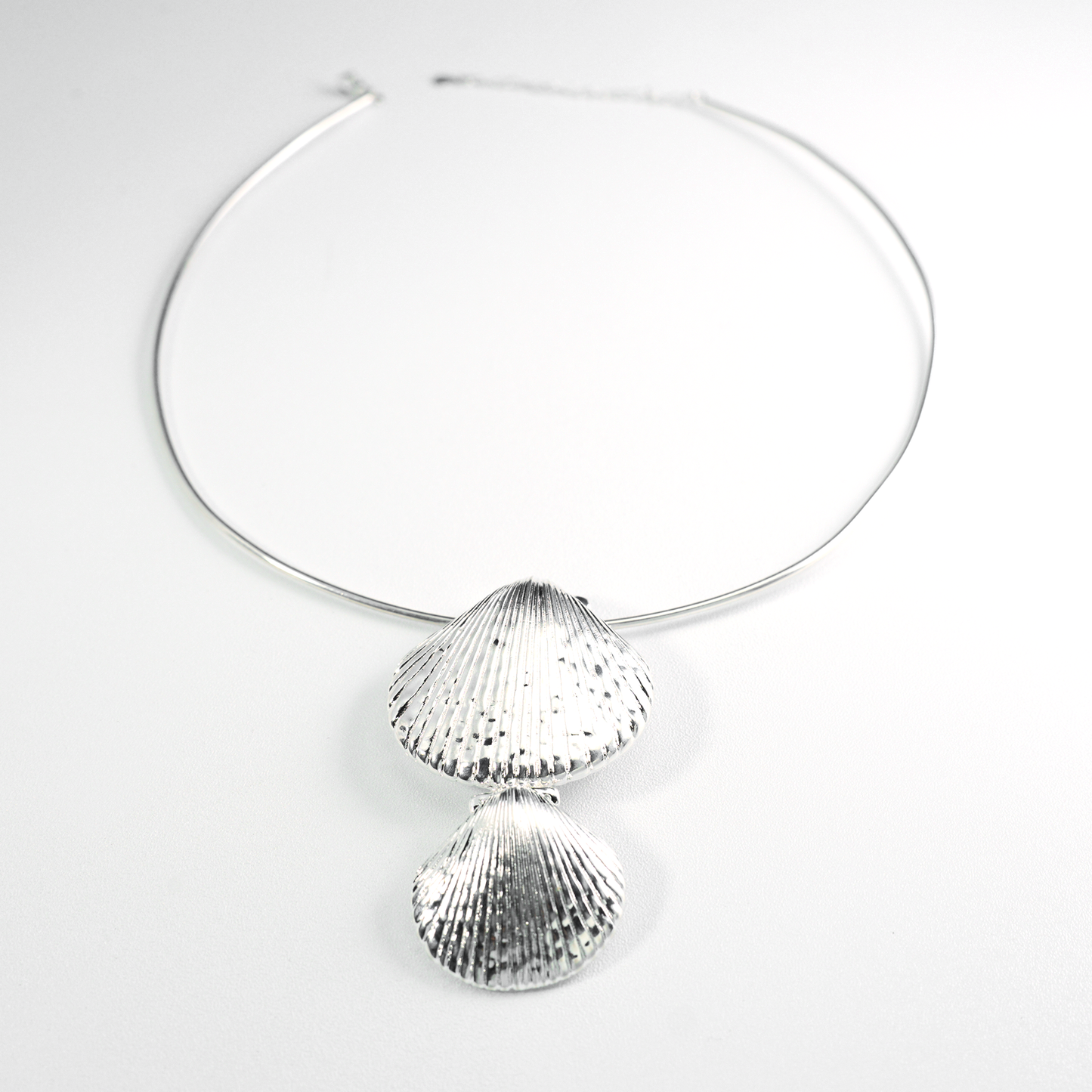 Minimalist Ocean-Inspired Double Shell Necklace · Metal Wire Collar Design · Symbolic Statement Jewelry