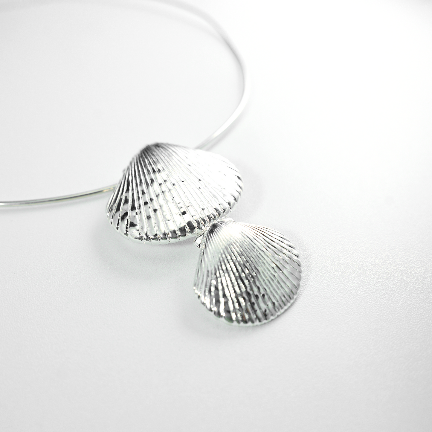 Minimalist Ocean-Inspired Double Shell Necklace · Metal Wire Collar Design · Symbolic Statement Jewelry