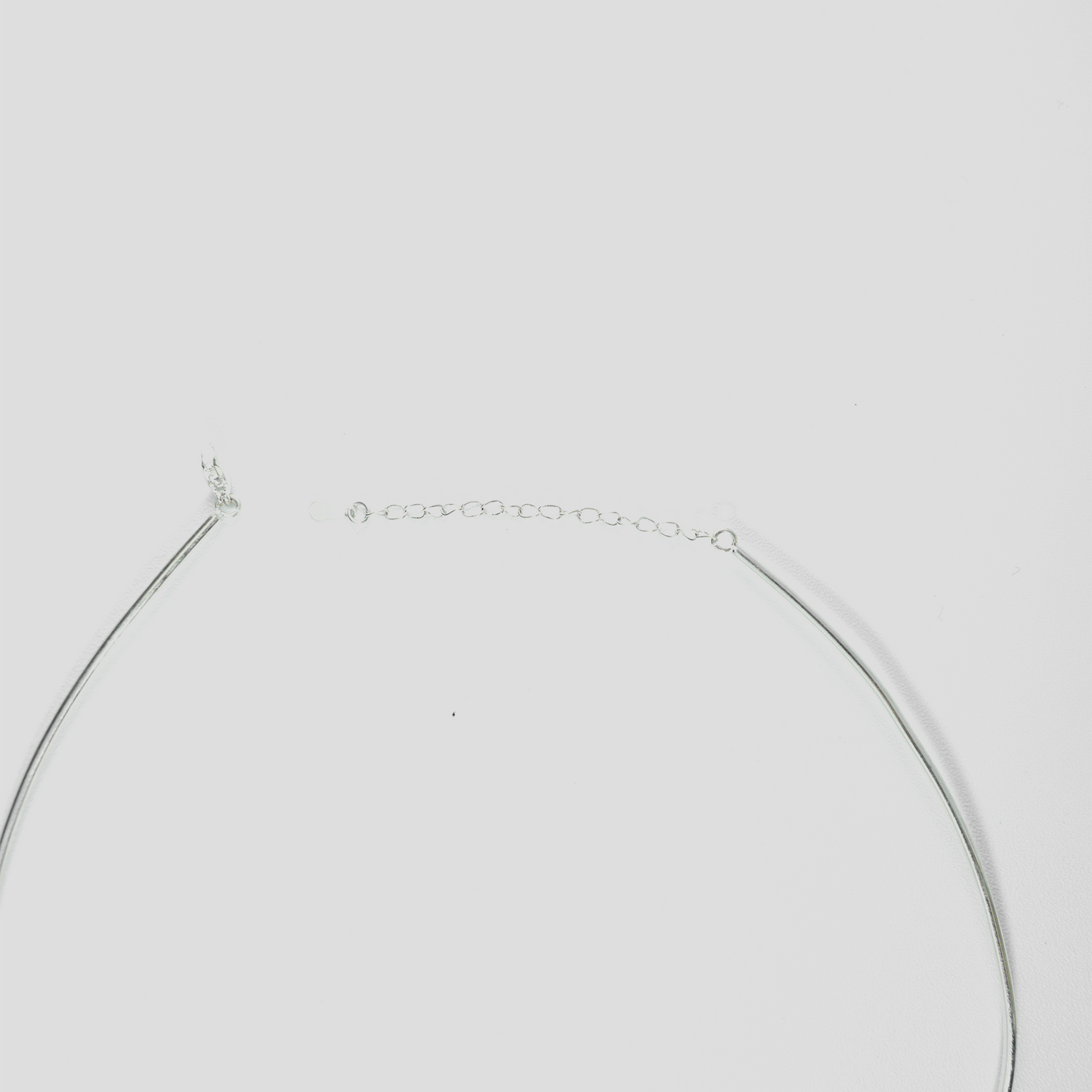 Minimalist Ocean-Inspired Double Shell Necklace · Metal Wire Collar Design · Symbolic Statement Jewelry