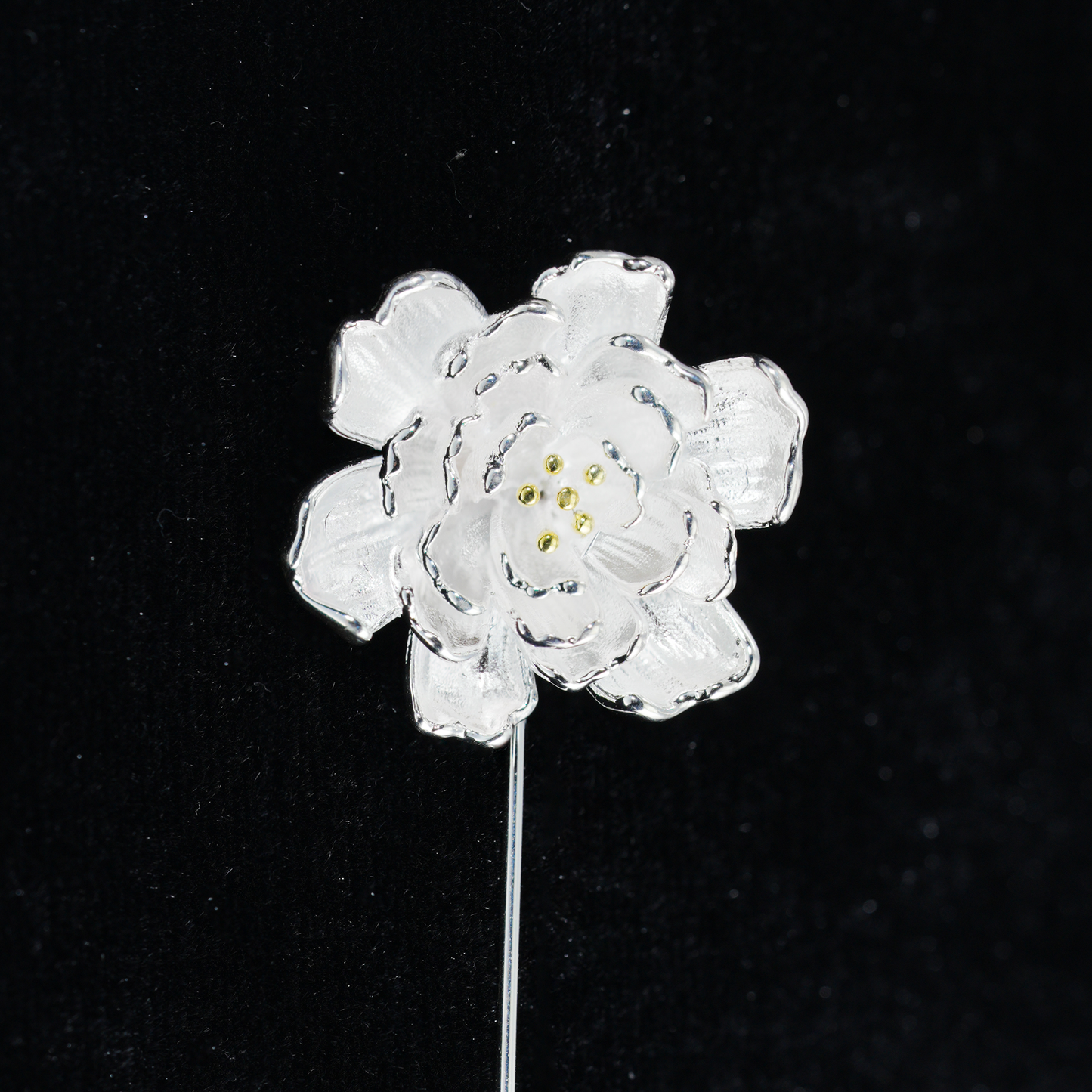 Elegant Begonia Flower Brooch Pin – Romantic Floral Brooch for Women , Perfect for Weddings, Anniversaries, and Everyday Elegance