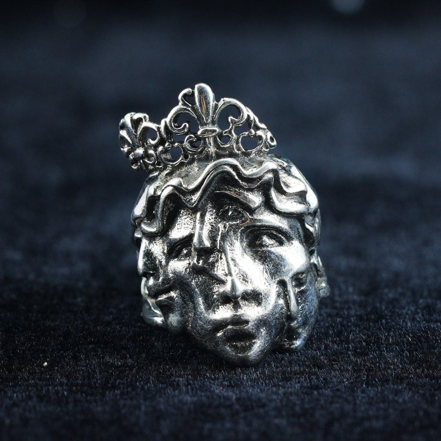 Dreiseitiger Kronenring | Skulpturale gotische Totemmaske | Symbolistisches Multi-Persona-Design | Künstlerischer Statement-Schmuck | Accessoire im dunklen Stil