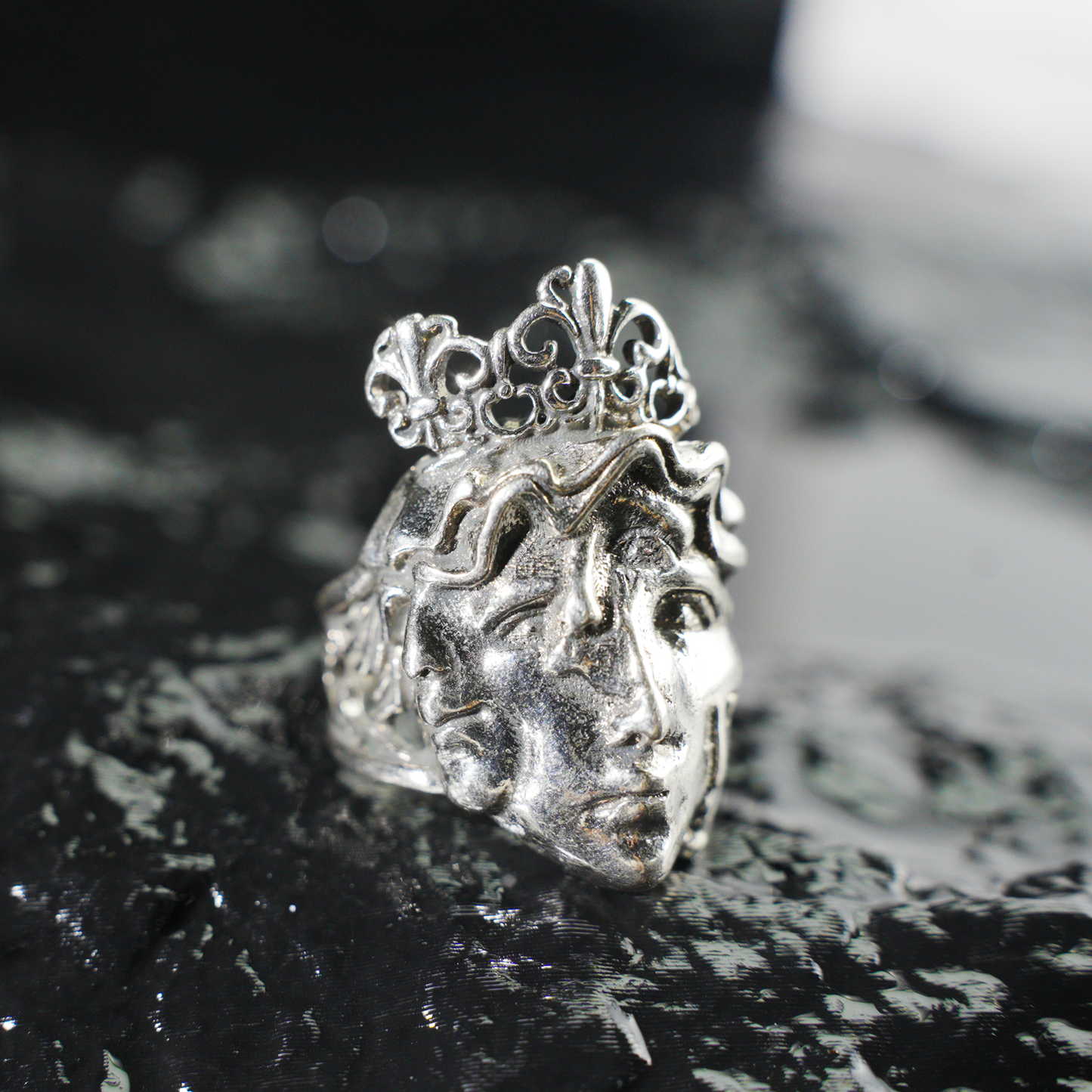 Dreiseitiger Kronenring | Skulpturale gotische Totemmaske | Symbolistisches Multi-Persona-Design | Künstlerischer Statement-Schmuck | Accessoire im dunklen Stil