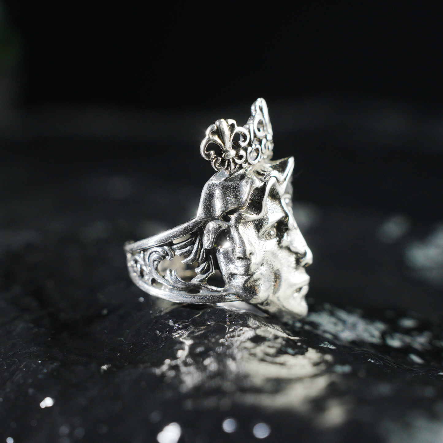Dreiseitiger Kronenring | Skulpturale gotische Totemmaske | Symbolistisches Multi-Persona-Design | Künstlerischer Statement-Schmuck | Accessoire im dunklen Stil