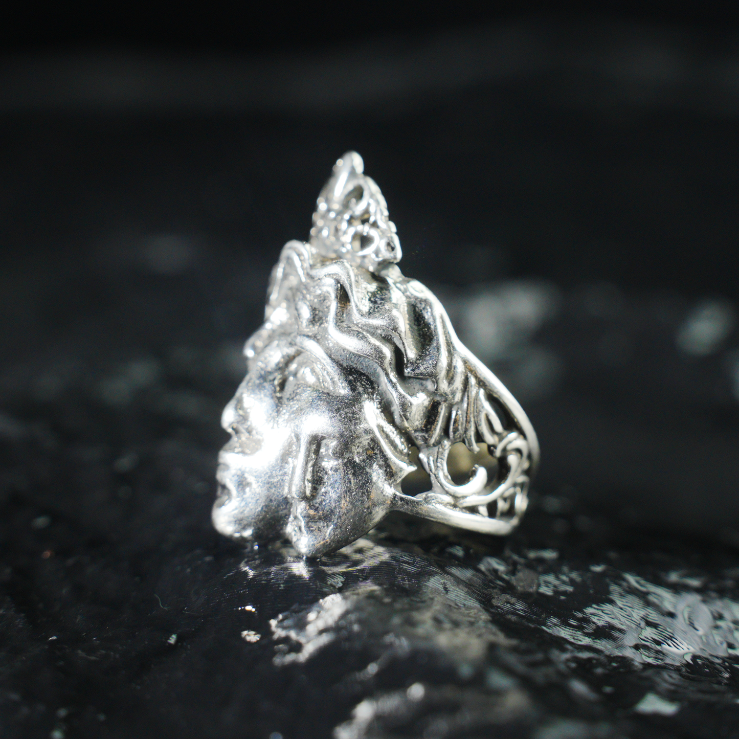 Dreiseitiger Kronenring | Skulpturale gotische Totemmaske | Symbolistisches Multi-Persona-Design | Künstlerischer Statement-Schmuck | Accessoire im dunklen Stil