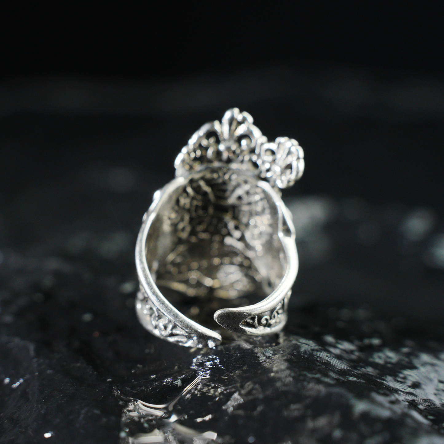 Dreiseitiger Kronenring | Skulpturale gotische Totemmaske | Symbolistisches Multi-Persona-Design | Künstlerischer Statement-Schmuck | Accessoire im dunklen Stil