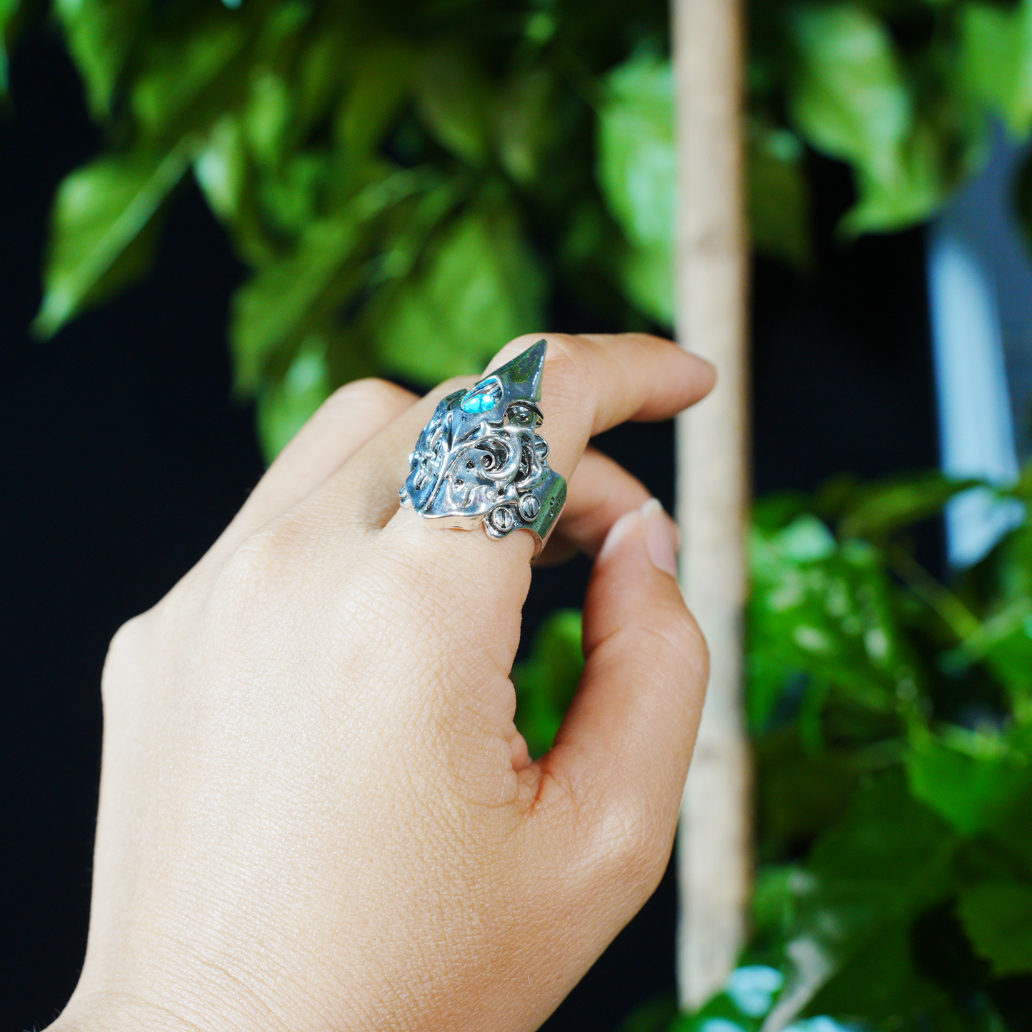 Gotischer geschnitzter Ring | Vogelschnabel-Totem-Design | Statement-Schmuck im mysteriösen Stil | Ideal für Cosplay und Bühnenkleidung