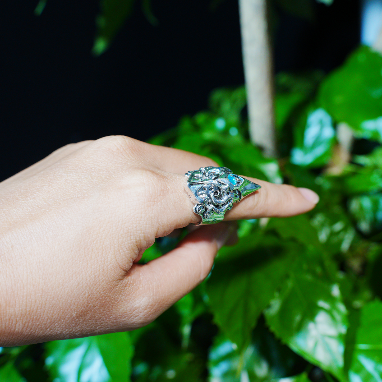 Gotischer geschnitzter Ring | Vogelschnabel-Totem-Design | Statement-Schmuck im mysteriösen Stil | Ideal für Cosplay und Bühnenkleidung
